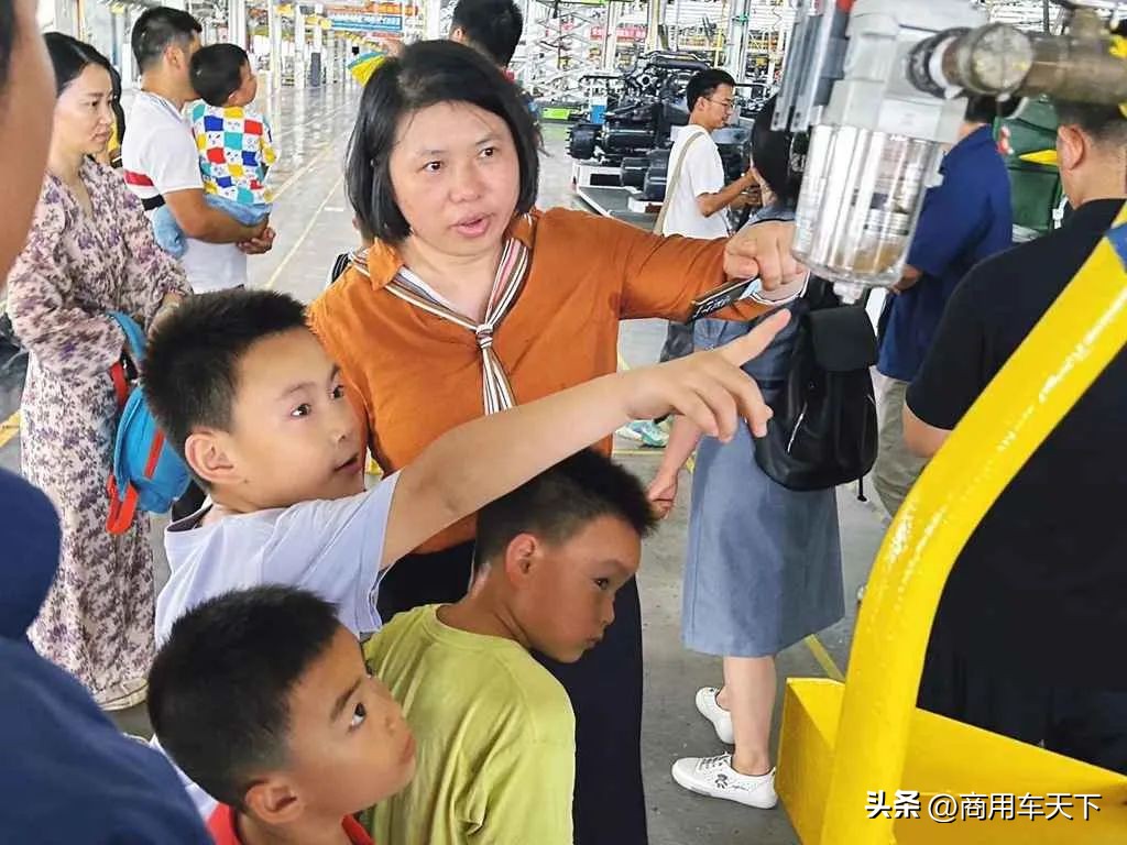 绿色“童”行欢度六一亲子家庭畅游上汽红岩智慧工厂