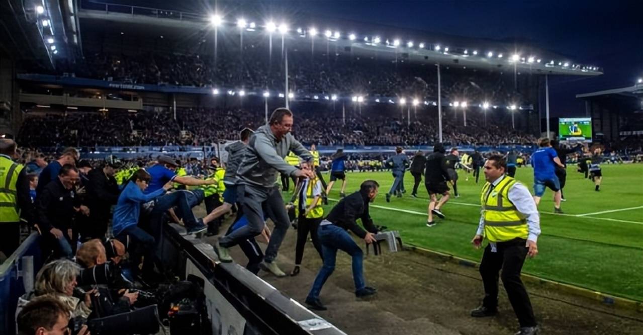 失控球迷闯入球场的疯狂举动,央媒评球迷冲进球场事件后续