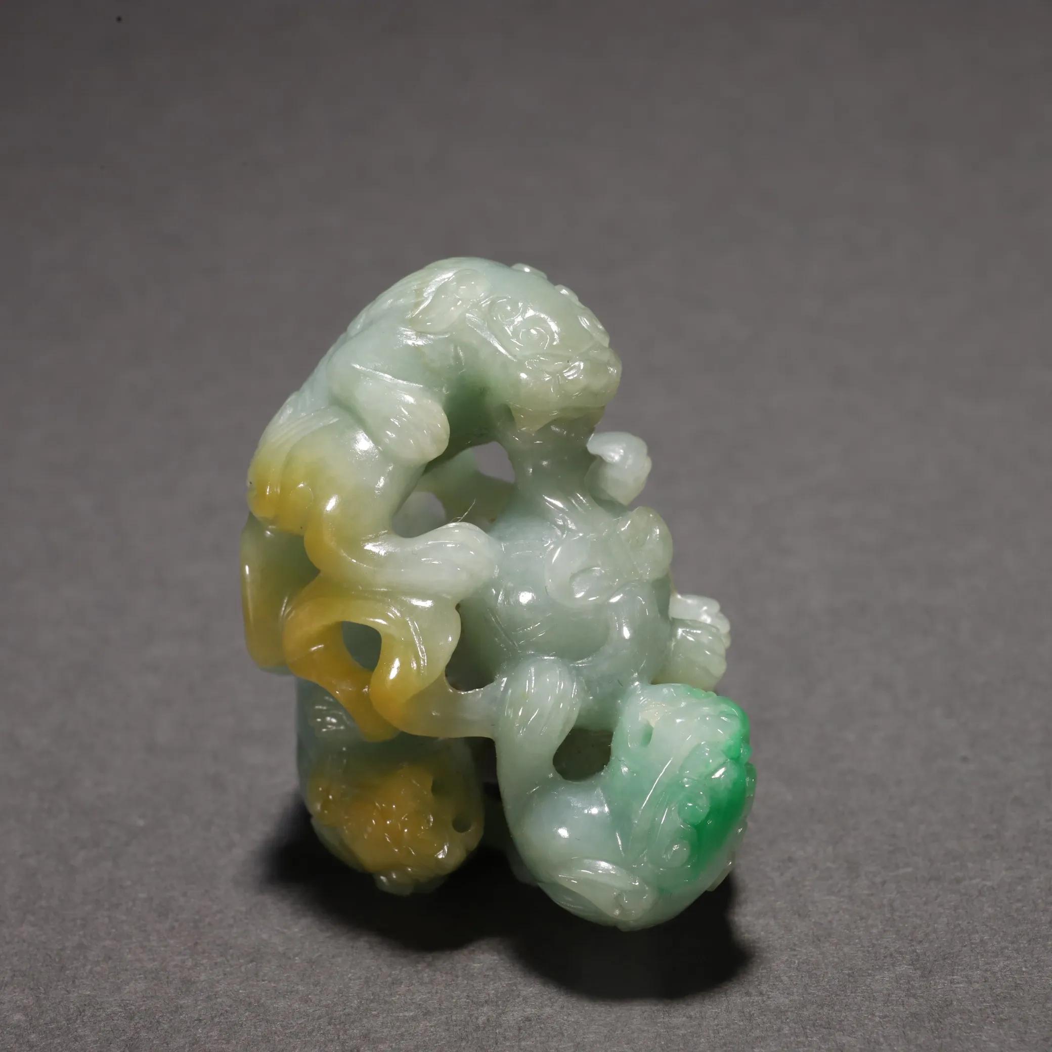 旧藏翡翠镂空雕三狮戏球雕件。规格：高3.5㎝长4.3㎝宽2.6㎝重40g