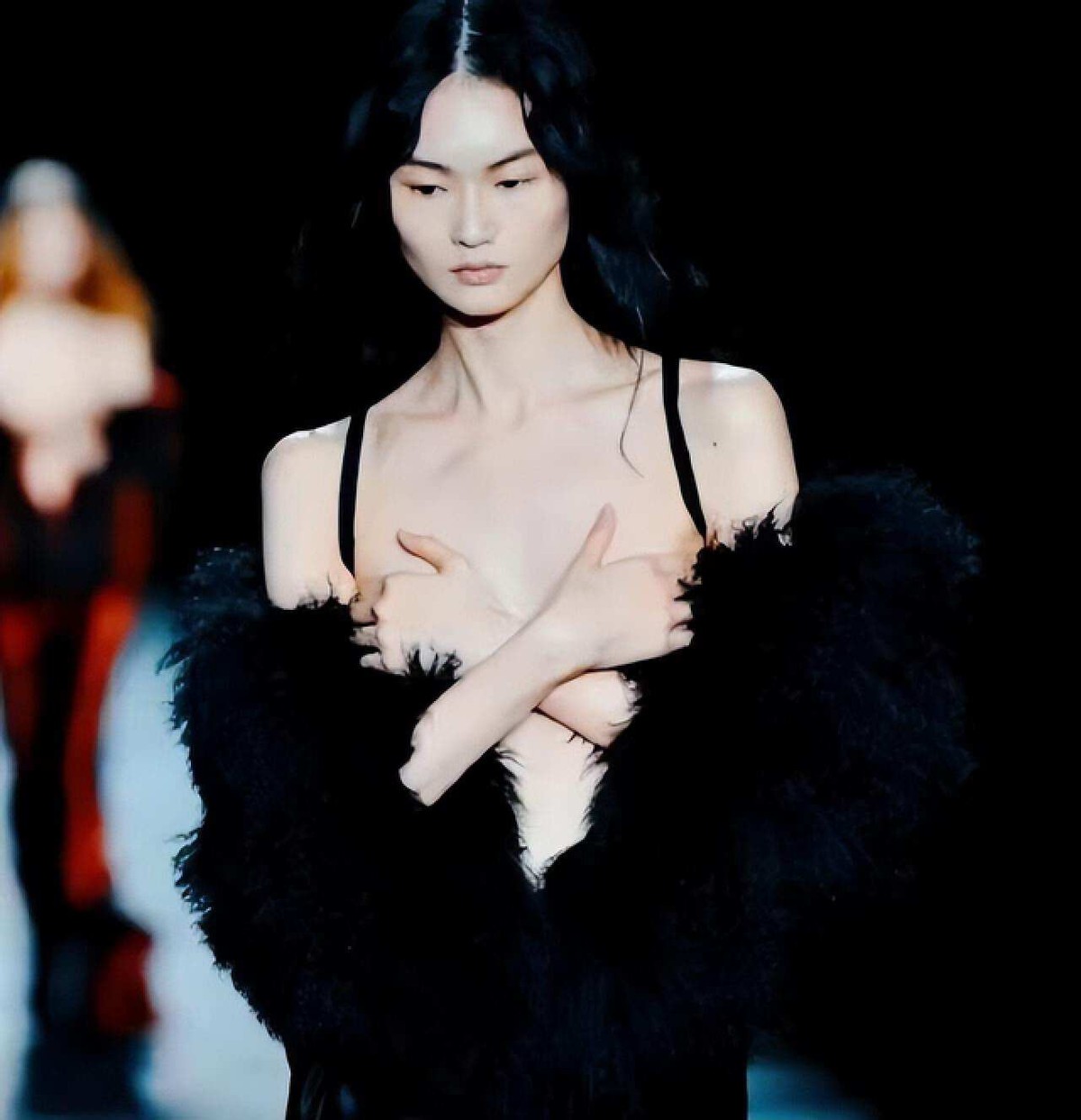 衣不蔽体,全身涂白,满口假牙闪瞎眼…娱圈的病态审美,该管管了