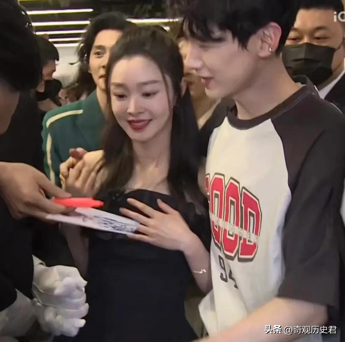 白敬亭宋轶扫楼拍照换玩偶,白敬亭穿外套抱宋轶