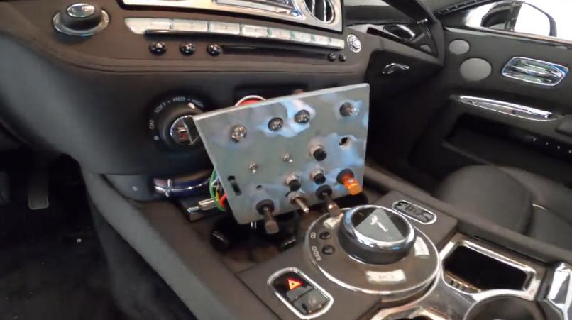 女儿不爱坐劳斯莱斯！华人男子花4年把它改成电动车