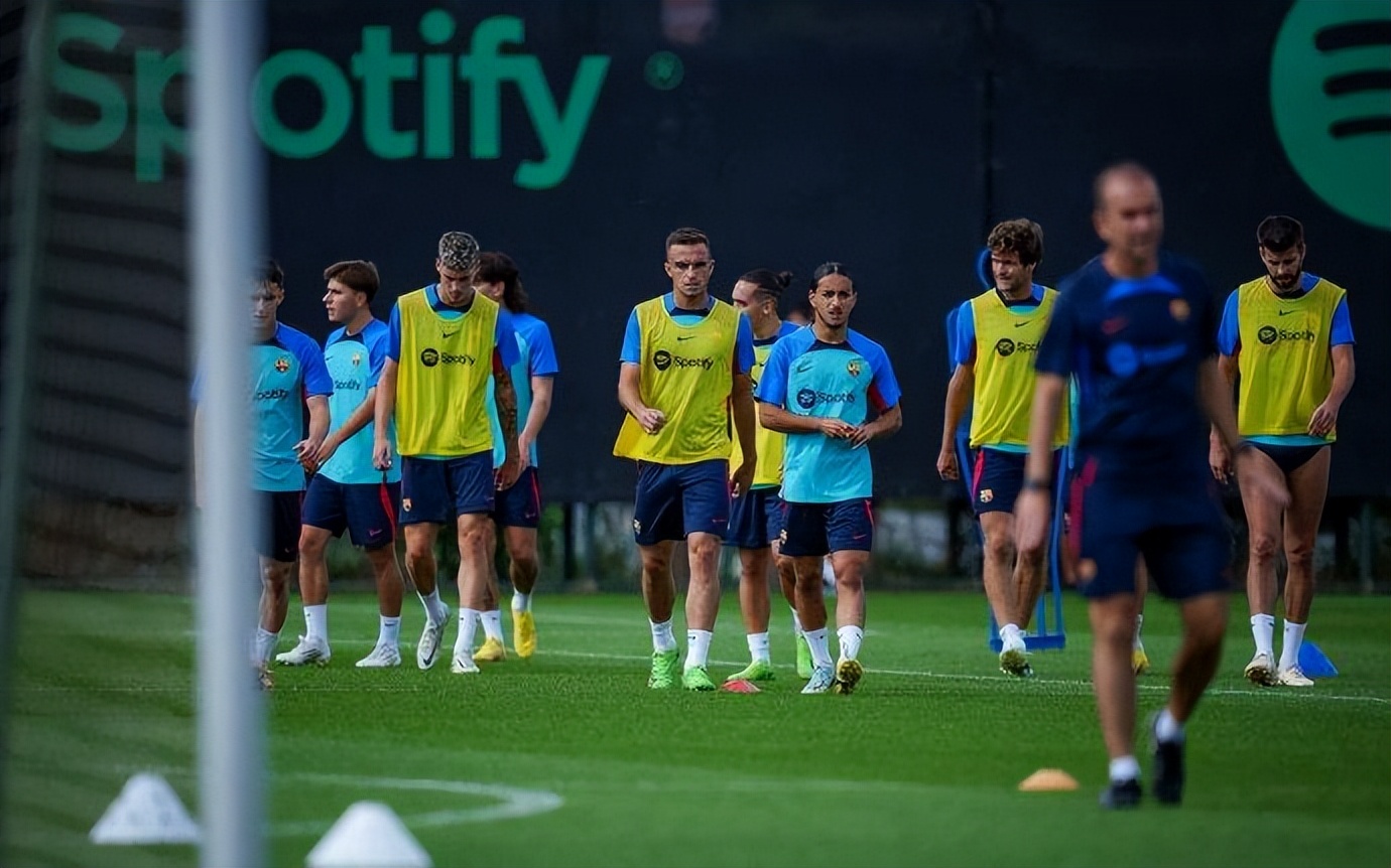 巴萨断腿动作,巴萨德容右腿受伤