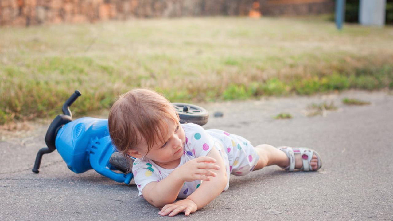 婴儿摔了头怎么判断严重不严重,宝宝摔了脸之后怎么判断有没有事