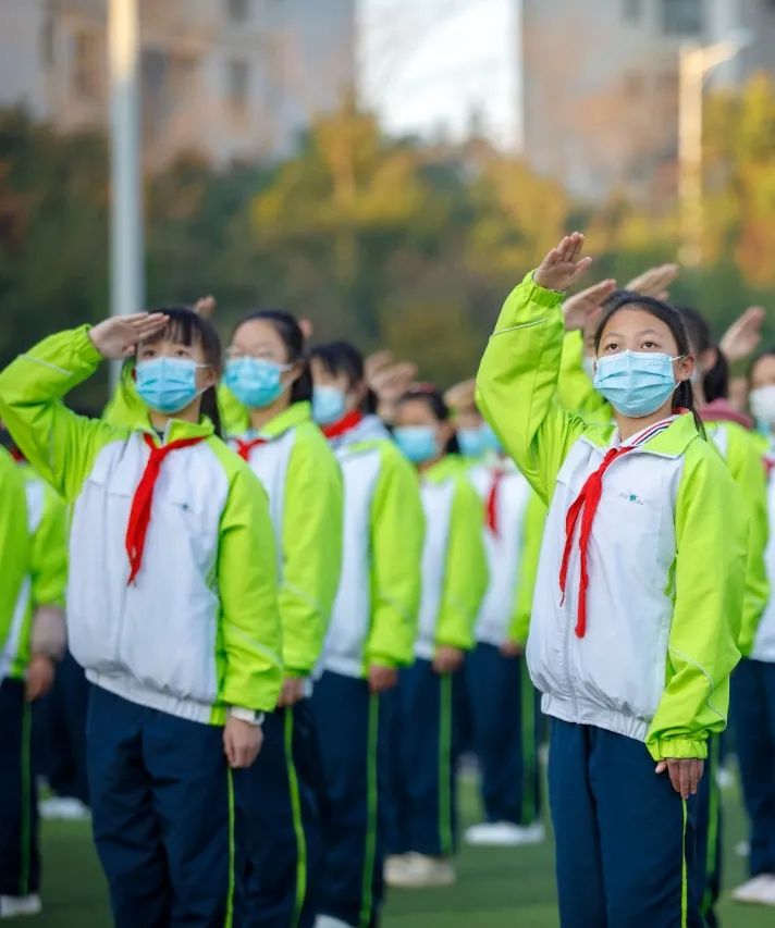 3000多名师生传递国旗为祖国庆生,开学典礼百人传旗