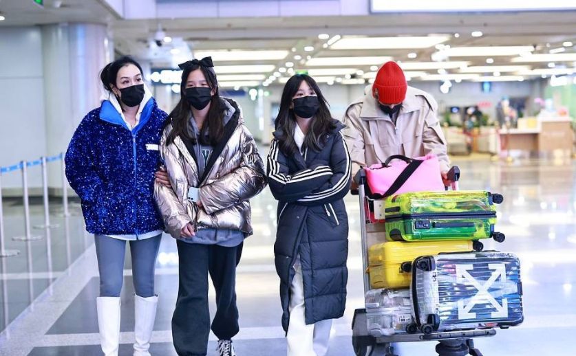 钟丽缇穿运动外套,钟丽缇带女儿和甜馨