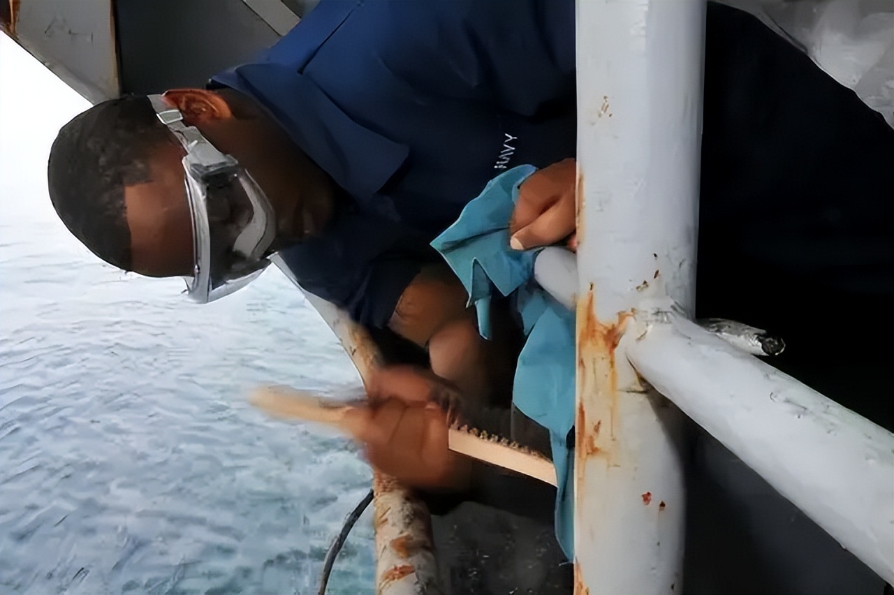 052D湛江舰抵达马来西亚：美国军舰锈迹斑斑，中国军舰像新的一样