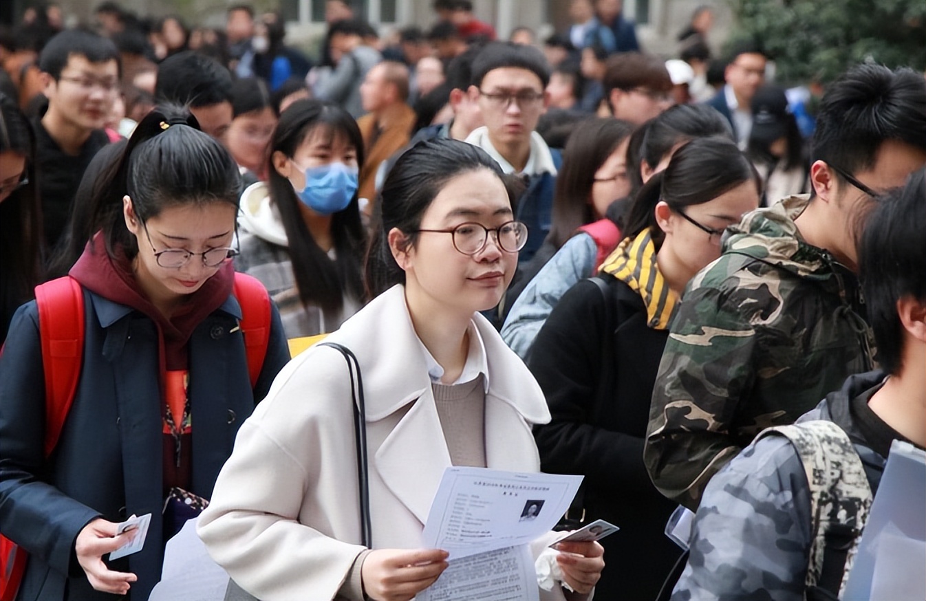 公务员工资真不高吗,公务员月薪不高为什么那么多人考