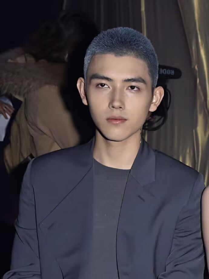 脸上有痘坑的明星,脸上爆痘特别多还好看的明星