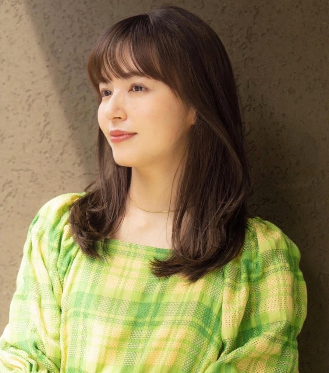 空气刘海锁骨发卷发,空气刘海卷发女生图片