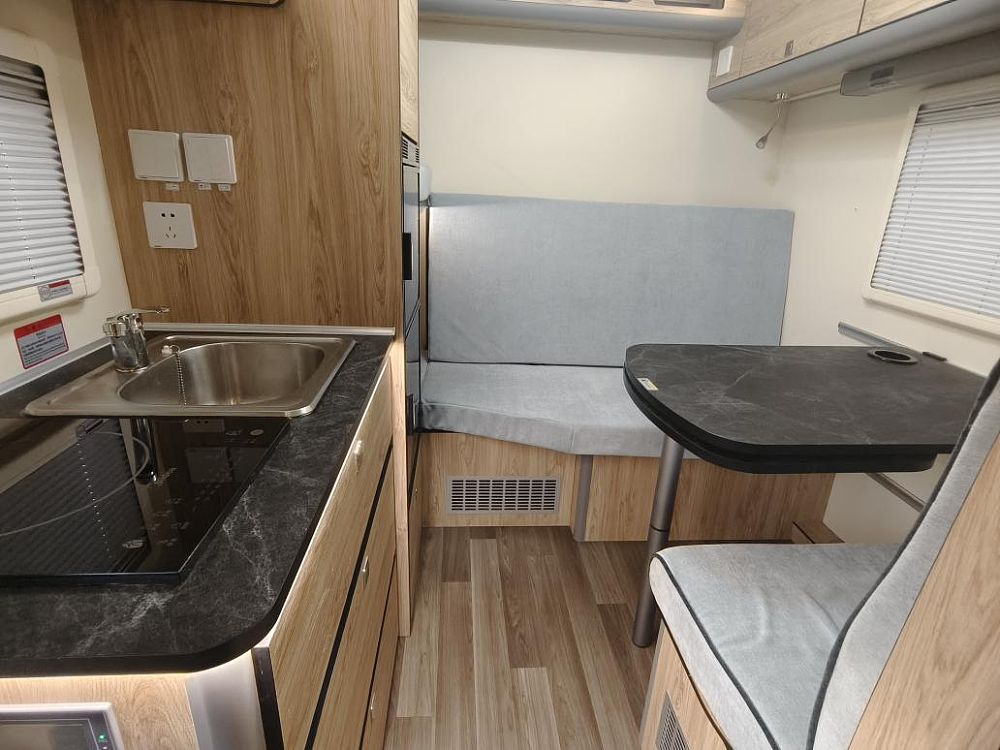 自由炮房车落地价,自由炮2.4t柴油版房车