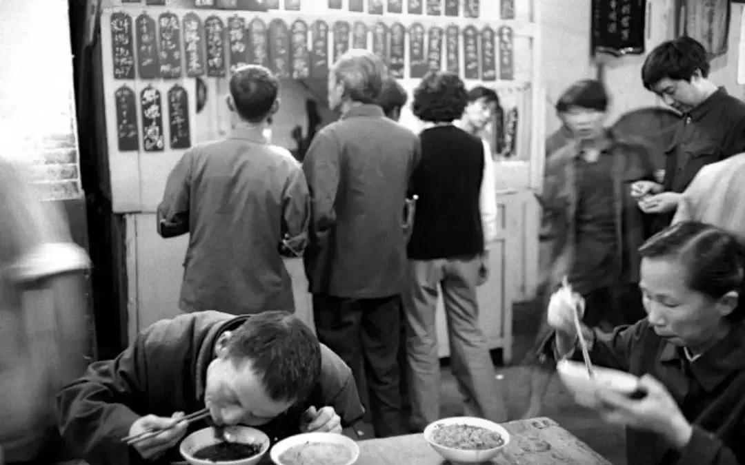 清未老照片：贵族奶娘哺乳小少爷，*女妓**在洋人怀里衣衫不整