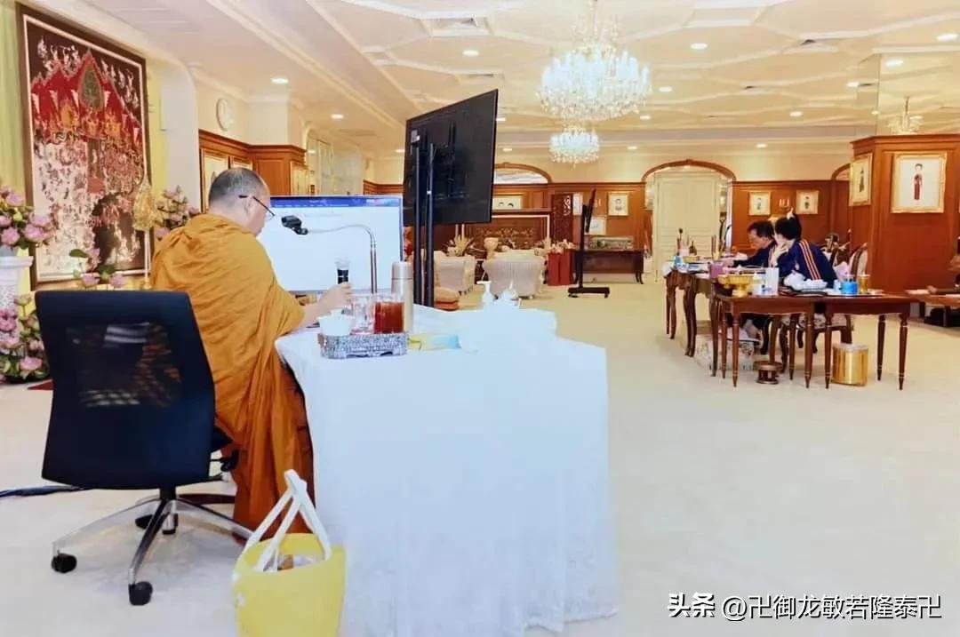 重磅！被雪藏半年之久的诗妃闪现，和国王身穿情侣装亮相