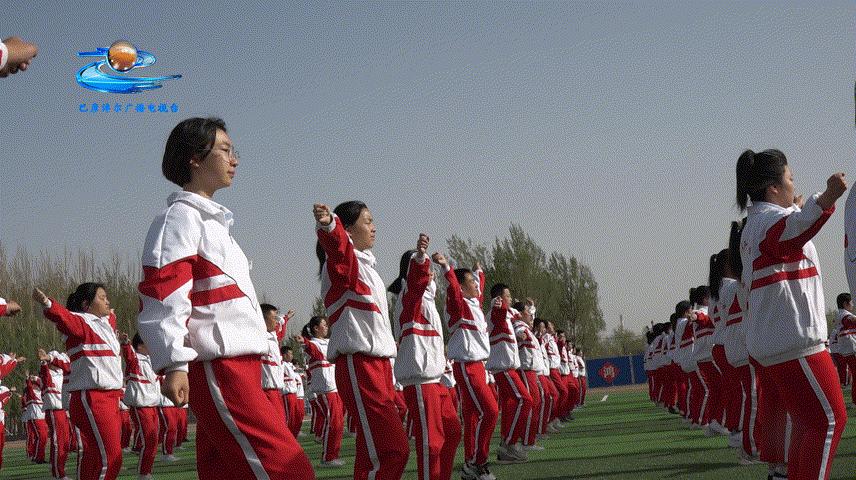 航拍实验中学运动会,万人奔跑看升旗场面壮观震撼