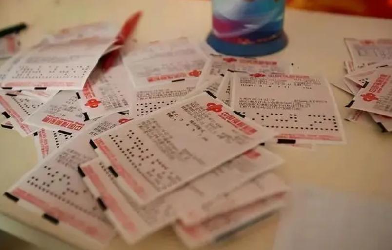 神秘男子一天买几万彩票中了不领,传奇故事神秘男子每天买上万彩票