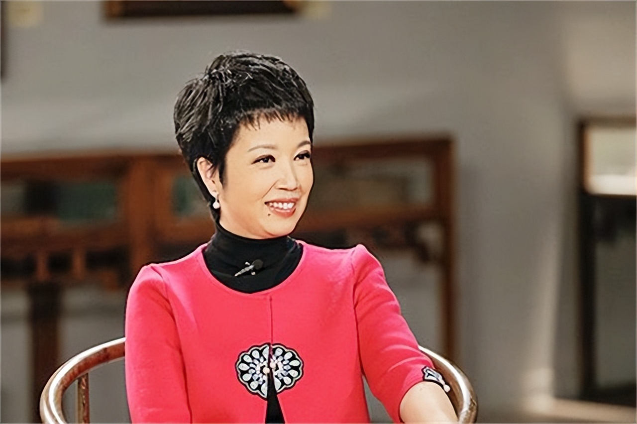 央视主持人黄薇的故事,央视主持人黄薇朗诵