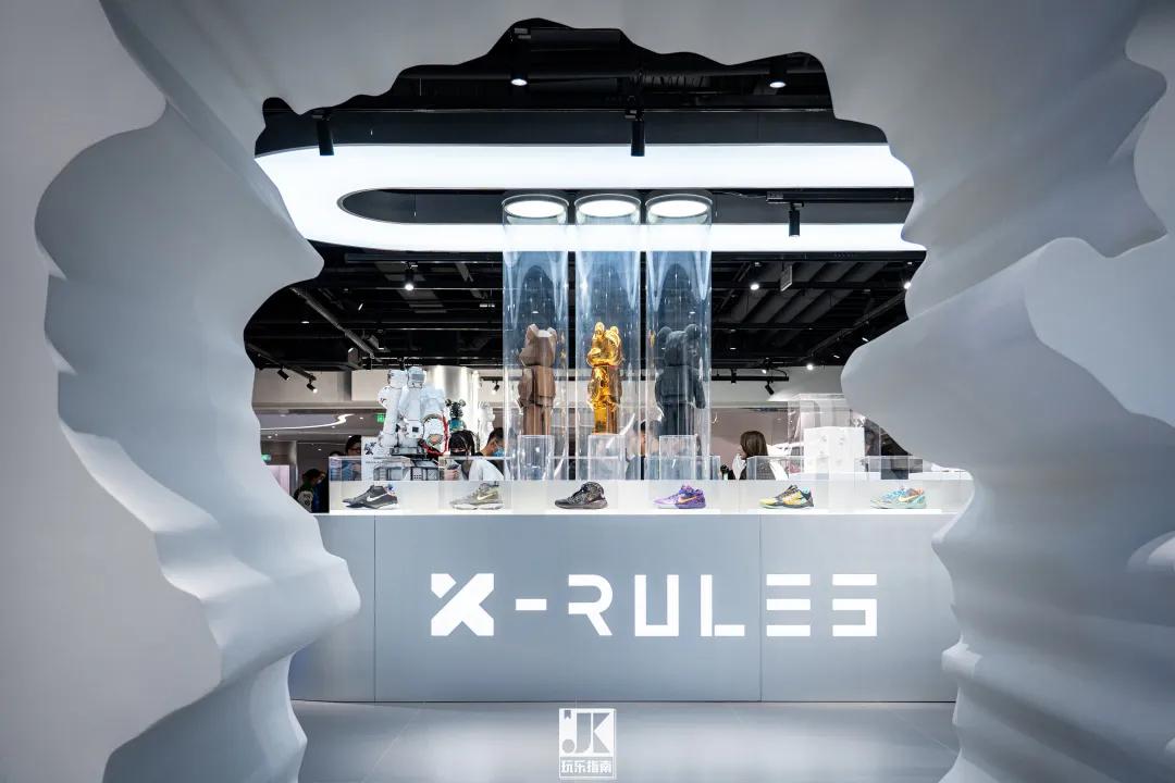 六位数玩偶、30万的AJ，免费送MOLLY，这家潮流店“很来事”