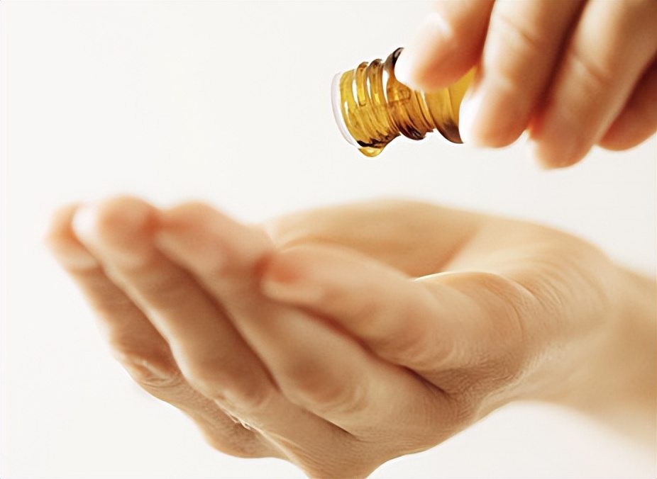 医生检查阴虱的镊子和刀片,男子发现阴虱