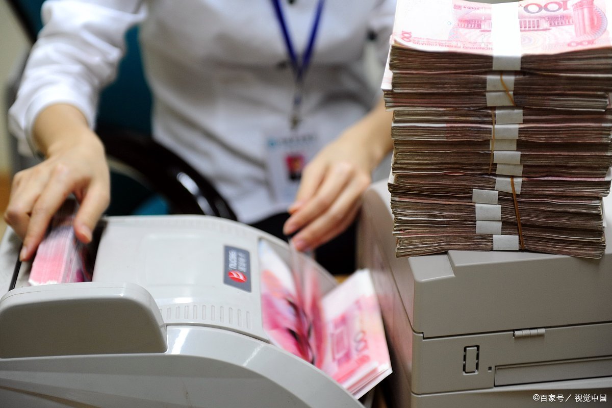 银行分次取款5万元以上的规定,去银行柜台取钱给错数目了谁负责