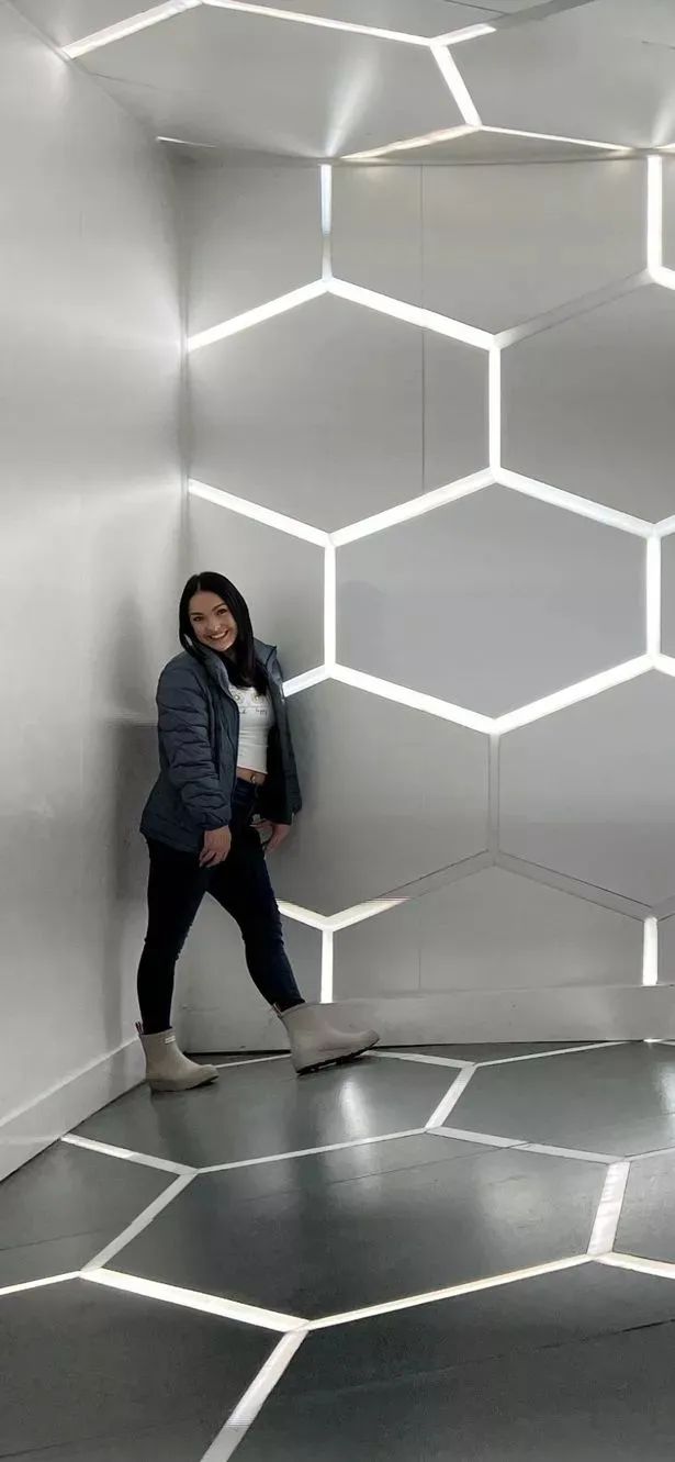 真是太尴尬了，女子在健身房跑步，裤子被夹住竟然走光