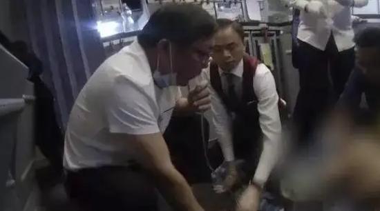 张红医生吸尿救人,张红医生飞机上救人评论