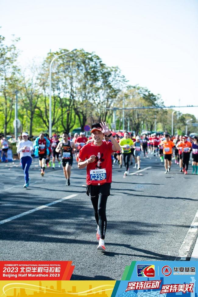 一双助力你摆脱平庸，突破自我的碳板跑鞋