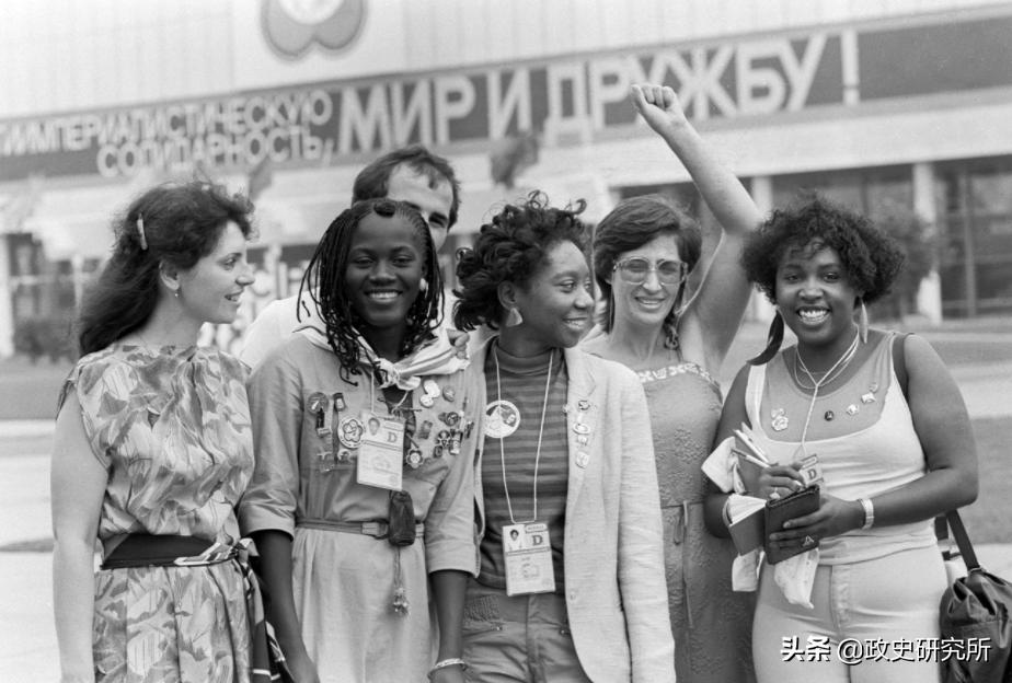 黑人留学生疯狂“*艳猎**”苏联女郎，遭苏联青年狂揍，引发黑人运动