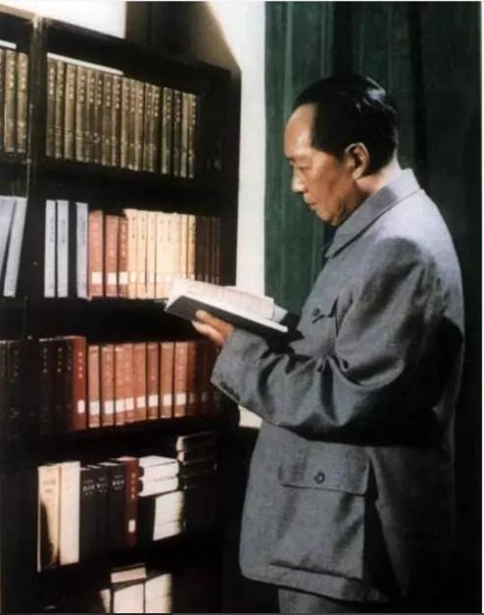 新中国成立前,*剑英叶**邀请中央入驻中南海,毛*东泽**拒绝:不做皇帝