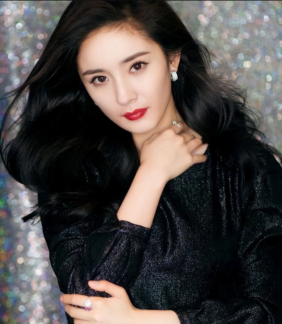 脸部造假，发量造假，牙齿造假，女明星除了性别，还有什么是真的