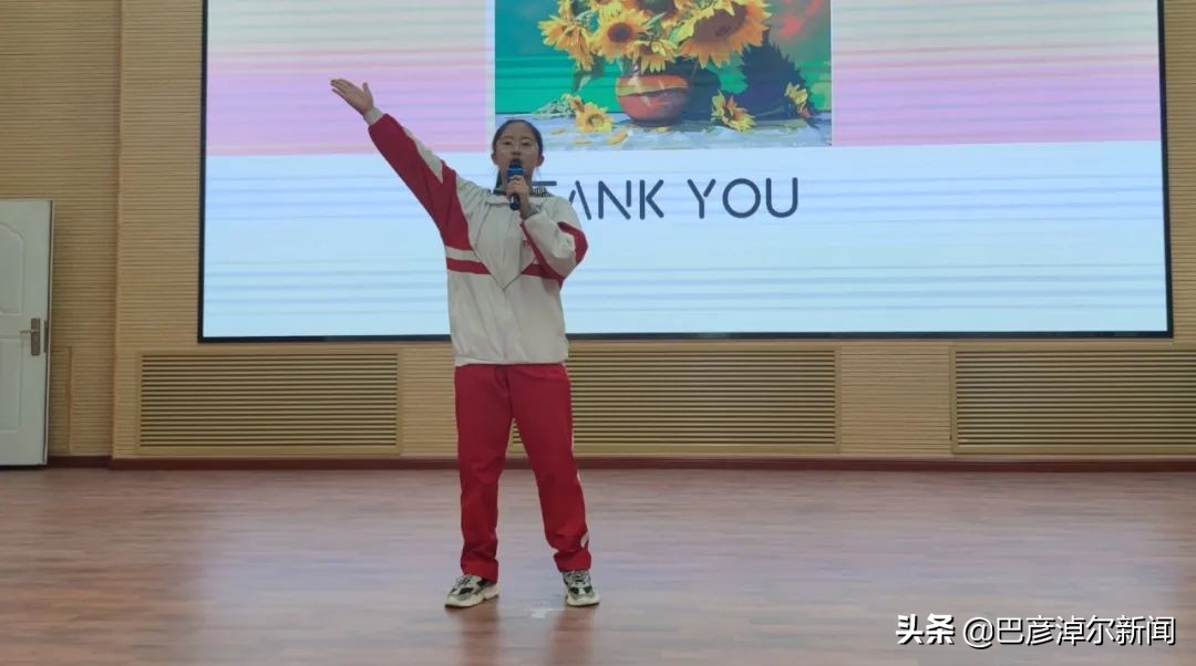 航拍实验中学运动会,万人奔跑看升旗场面壮观震撼