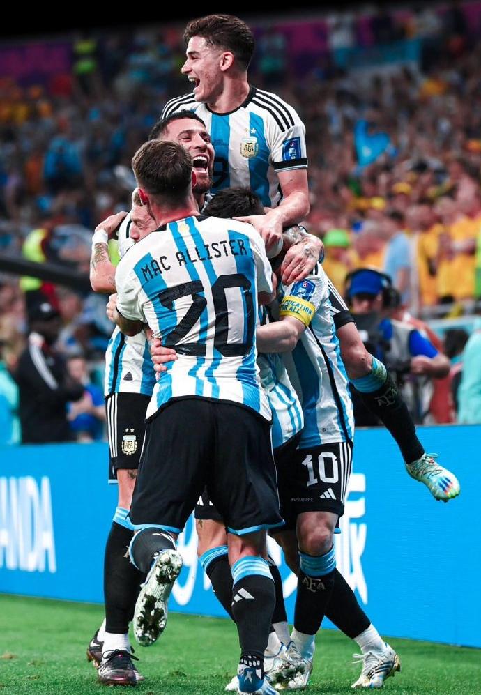 权威媒体认可，梅西入选多套最佳阵容，2022我们看到了真正的球王