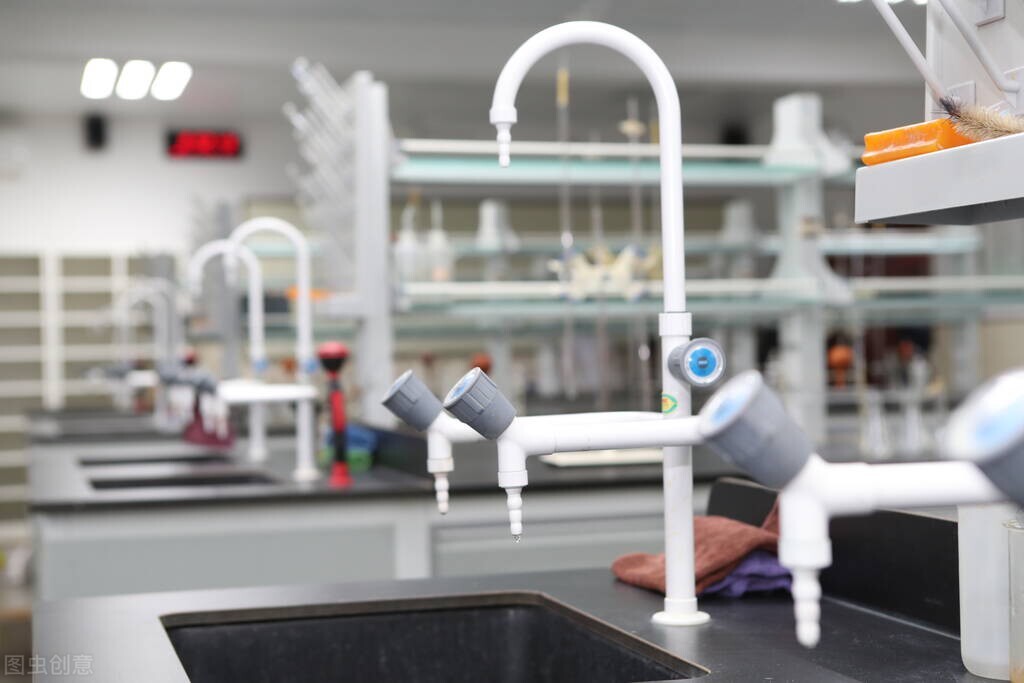 红霉素软膏可以涂眼部吗,红霉素软膏涂眼睛的副作用