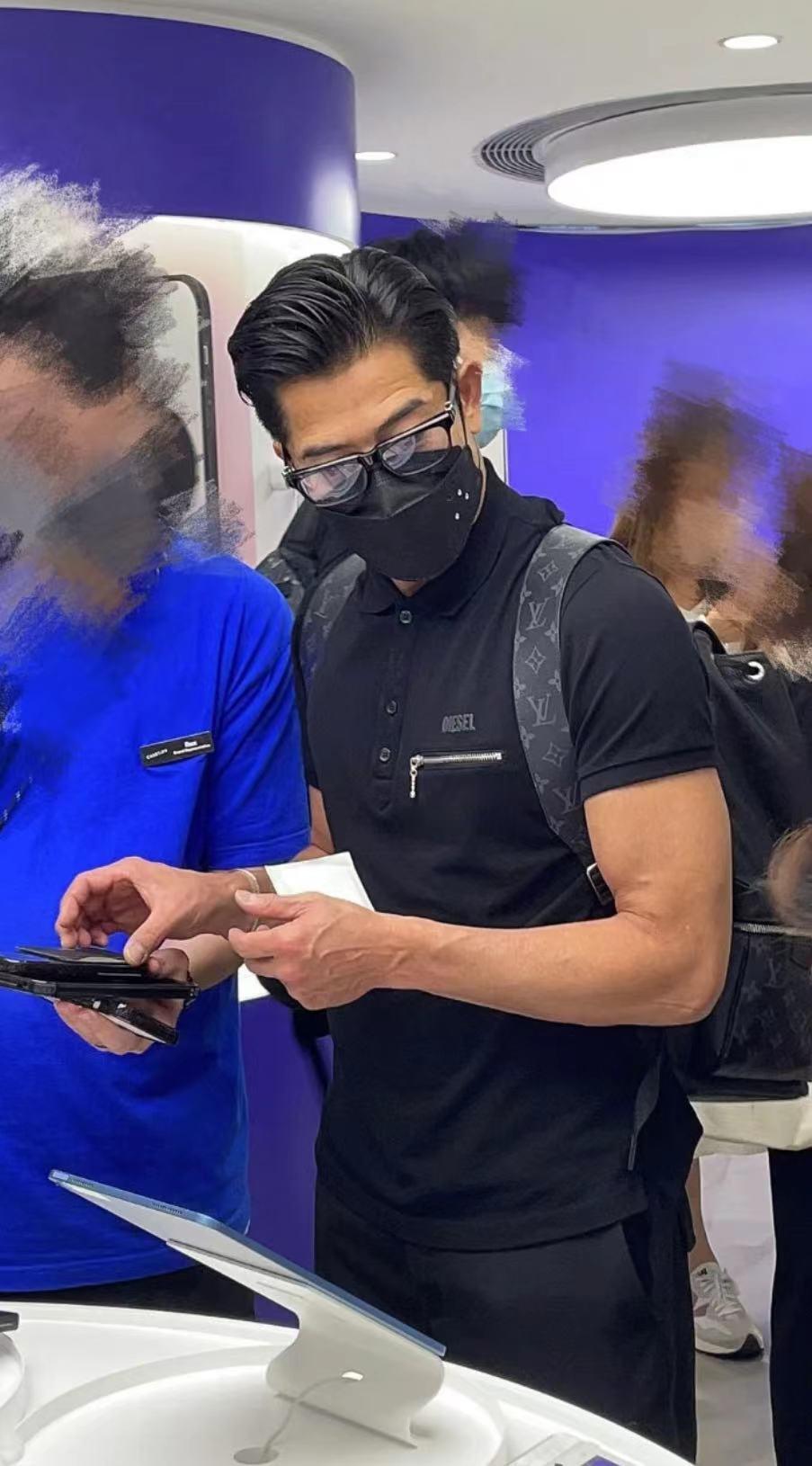 郭富城陪老婆逛街,郭富城携方媛现身甜蜜爆表