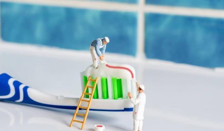 买牙膏时2种牙膏不建议购买,买牙膏含氟的好还是不含氟的好