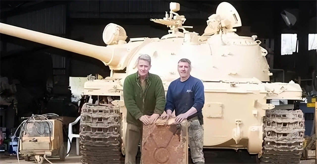 17年英国大叔买旧坦克，意外发现油箱藏50斤黄金，报警后全被拿走