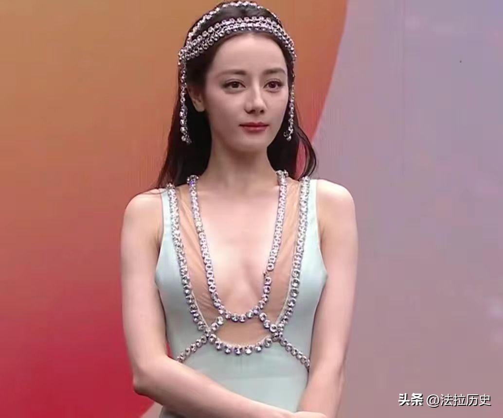 “半露酥胸”却还要捂着，脸皮薄到不自在，迪丽热巴遭网友群嘲