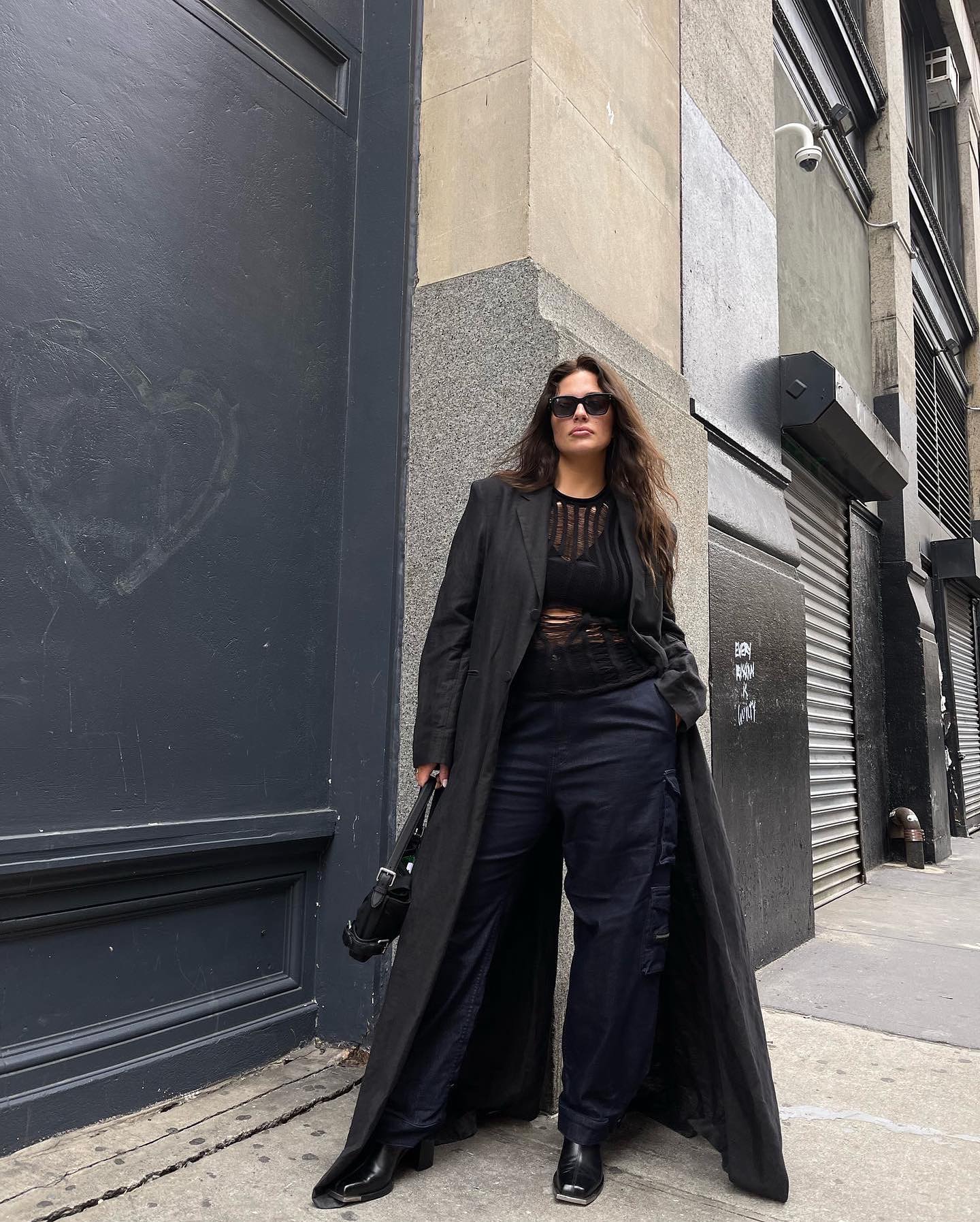 大码超模穿“黄金胸衣”亮相真闪！肚子上还有妊娠纹，体重超180