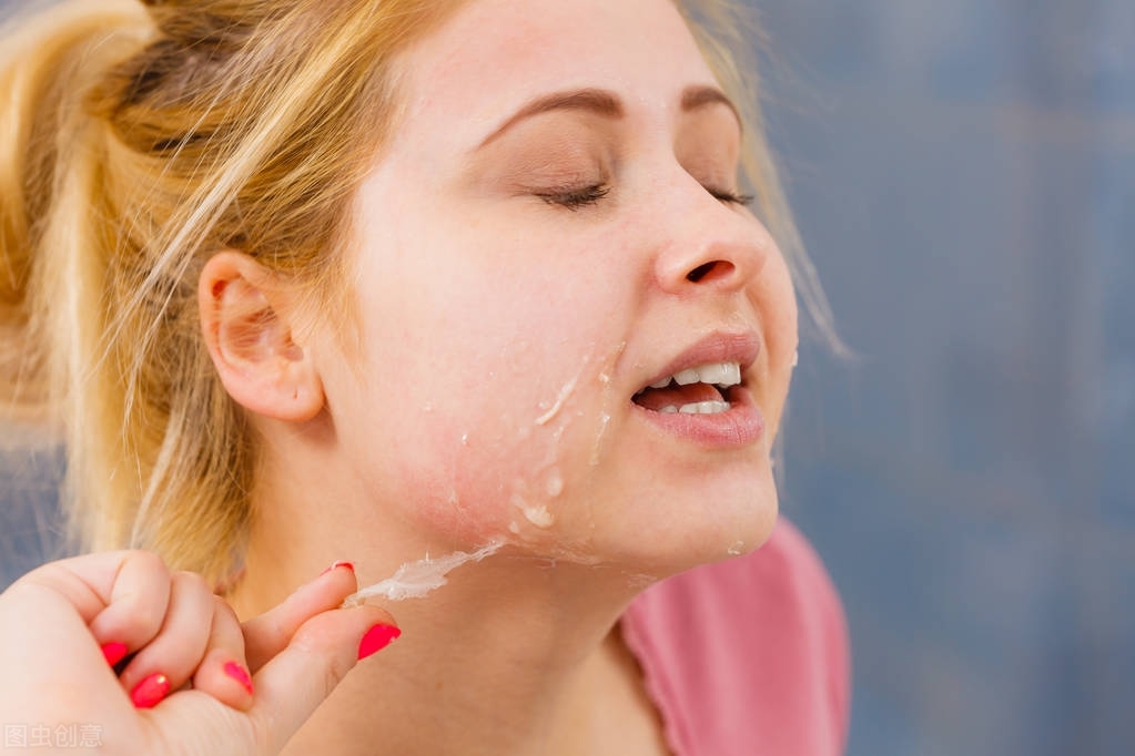 天天正常护肤为什么脸还干的脱皮,脸上皮肤干燥起皮屑用什么护肤