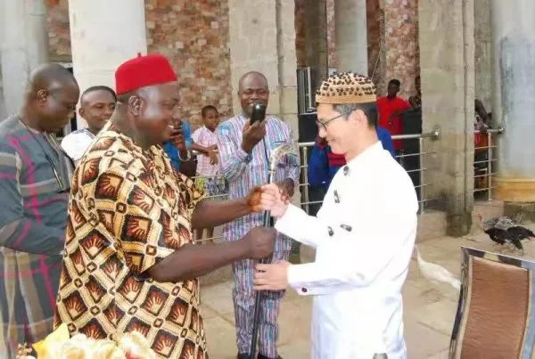 19年,宁夏小伙成非洲首位“双酋长”,网友:听说你能娶10个老婆