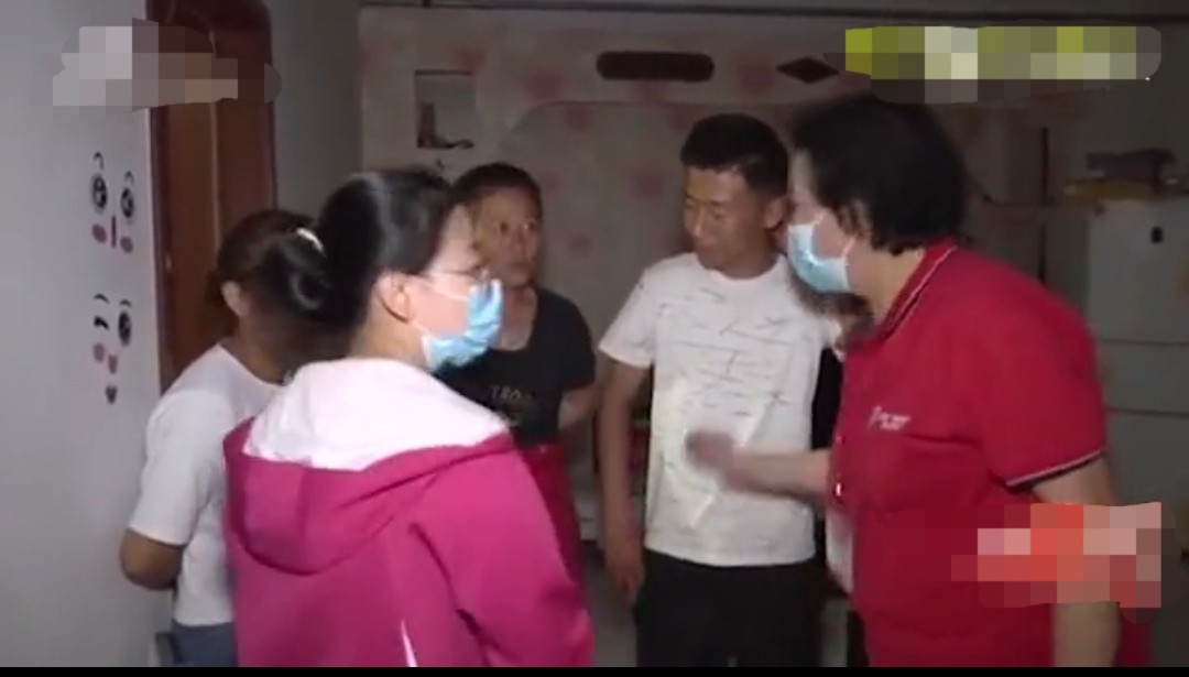 小伙月入过万，买双布鞋的钱还得靠偷，妻子直言：有前科才不给钱