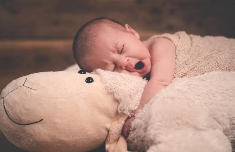 戒奶宝宝半夜醒来用不用喂奶粉,戒奶后宝宝半夜还是醒来哭