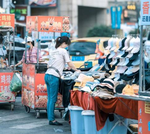 路边摊便宜的衣服哪来的,路边摊10元衣服从哪里来