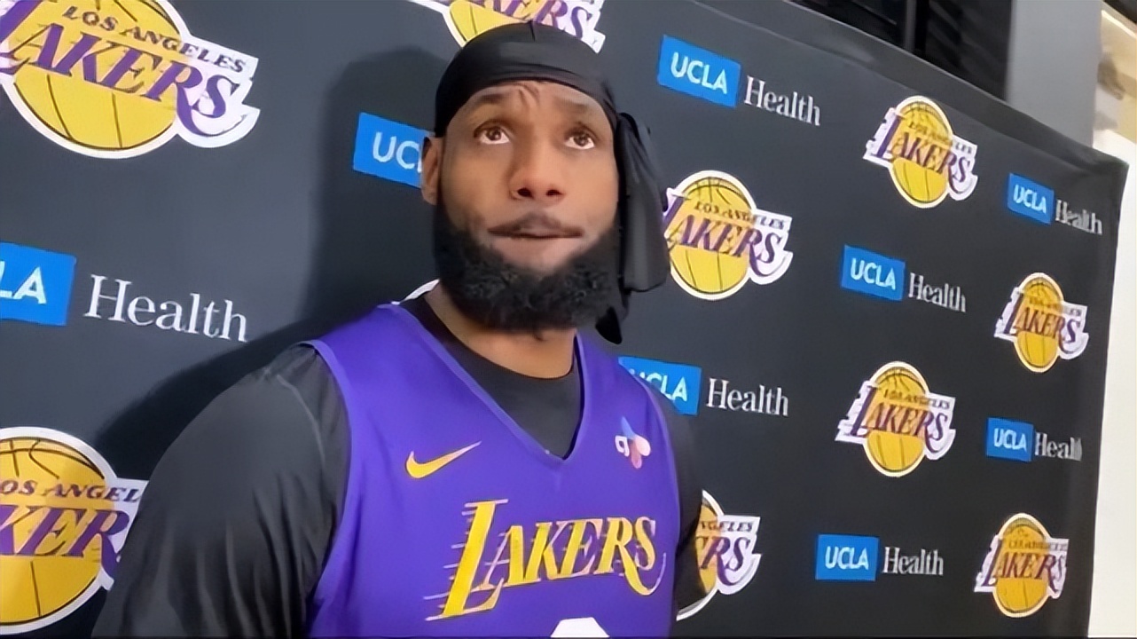 詹姆斯被吹背打5秒违例,詹姆斯惊天一跪赛后的裁判报告