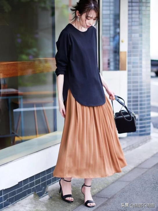 白t恤和百褶裙永远都是完美搭配,百搭t恤百褶裙推荐