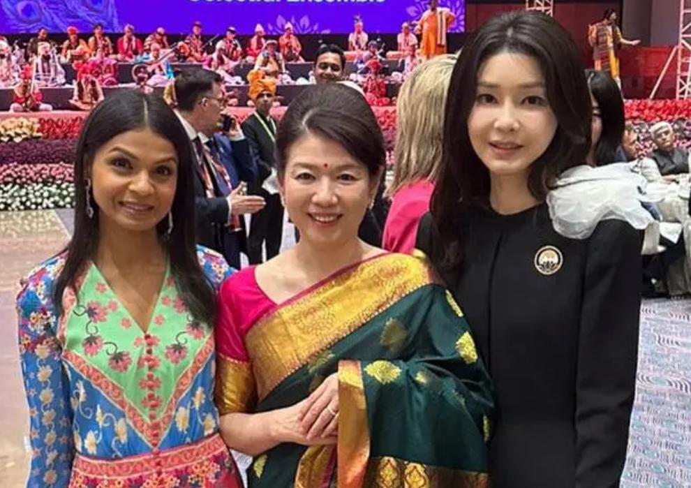 印度峰会上争奇斗艳：韩国第一夫人好嫩，日本第一夫人清新脱俗