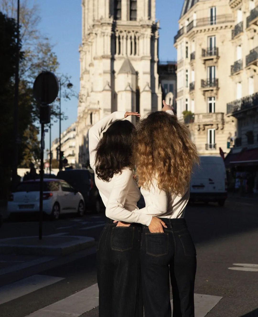 穿白t配什么发型好看,选对发型怎么穿都美炸天