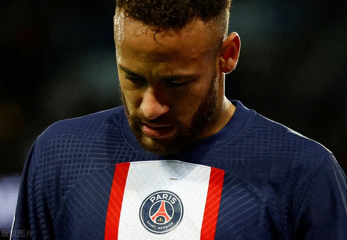 内马尔生活大揭秘：球场之外惊人故事，乐善好施备受追捧