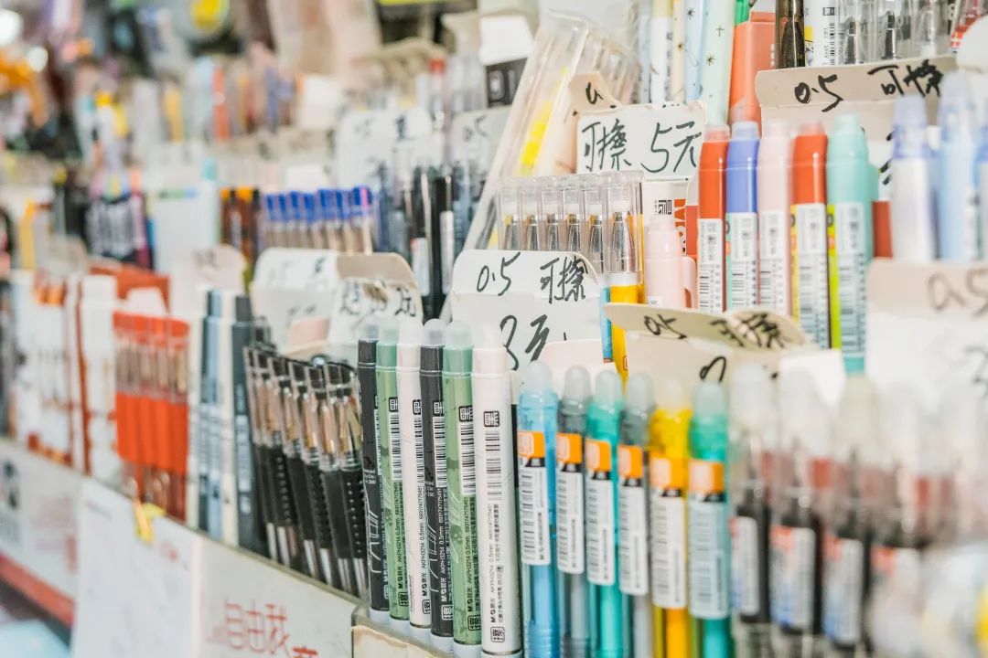 校门口的小店从来没有让人失望,校门口小店生意火爆