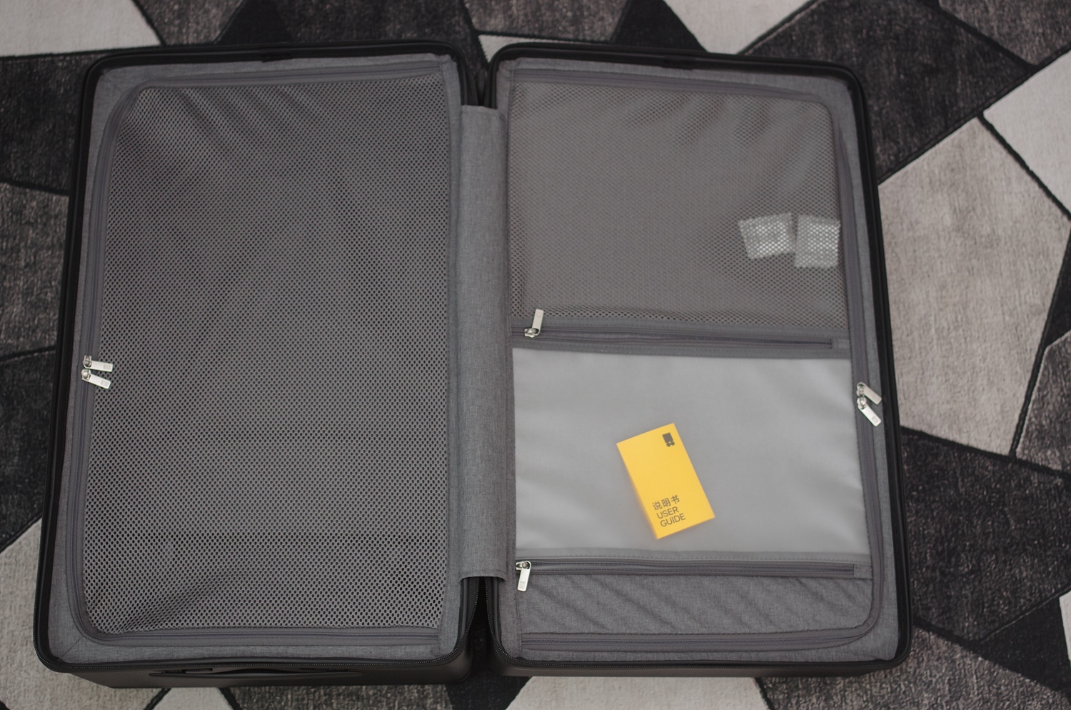 小型行李箱手提实用,重量轻且收纳量大可坐的行李箱