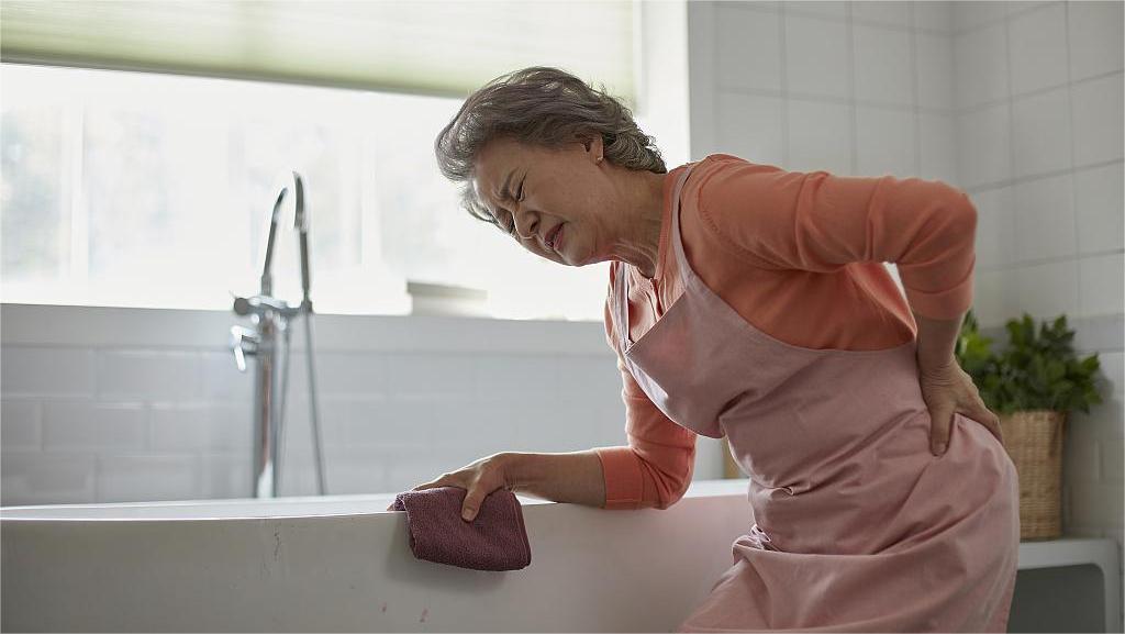 老人子宫掉出体外怎么治疗,62岁老人子宫掉下来